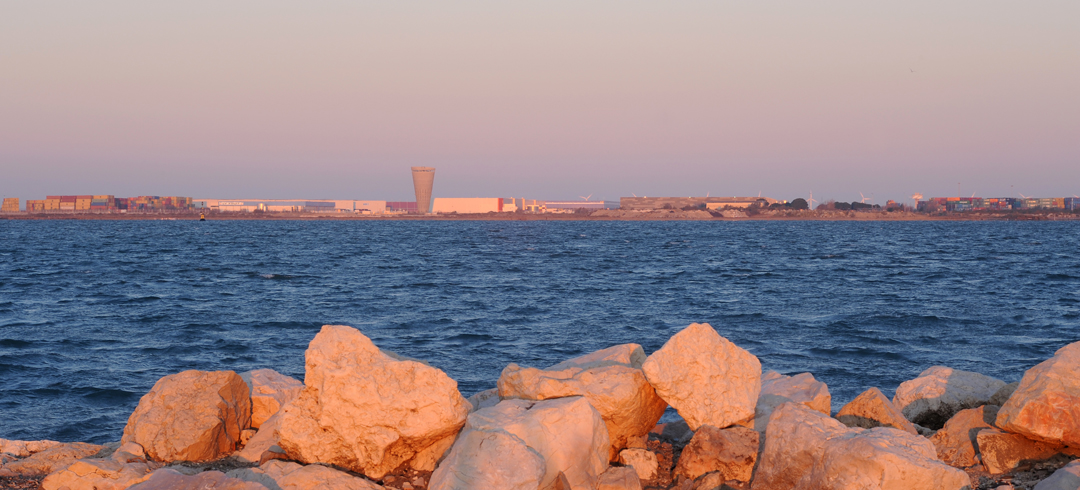 Le phare des eaux de la terre à Fos