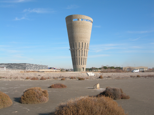 Le phare des eaux de la terre à Fos