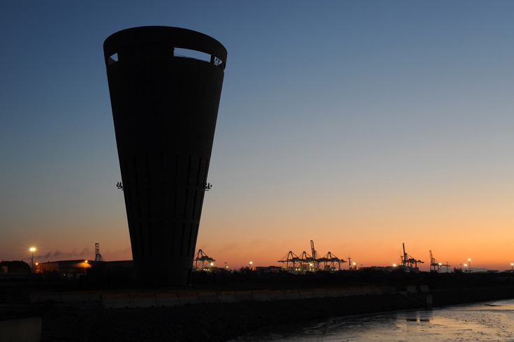 Le phare des eaux de la terre à Fos