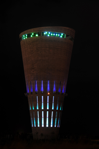 Le phare des eaux de la terre à Fos