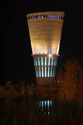 Le phare des eaux de la terre à Fos