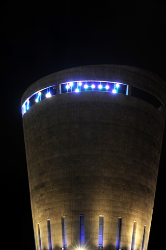 Le phare des eaux de la terre à Fos